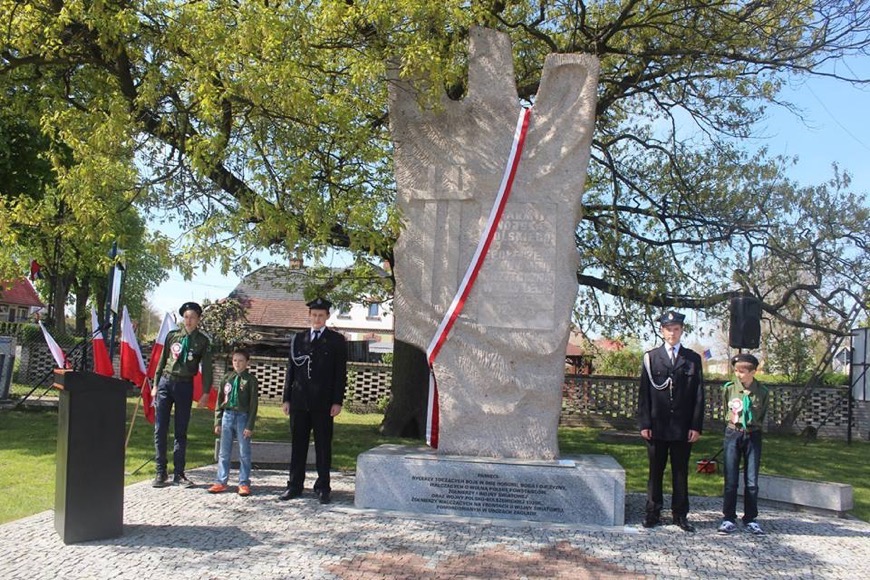 Pomnik w Przytocznej w trakcie uroczystości ku pamięci osób zamordowanych w obozie zagłady Kulmhof